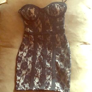 2B BEBE BODYCON LACE DRESS. Size small